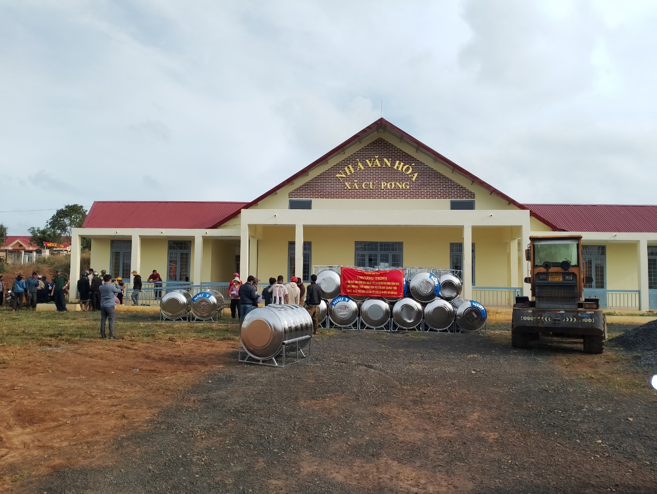 Tổ chức cấp bồn chứa nước sinh hoạt trên địa bàn xã Cư Pơng
