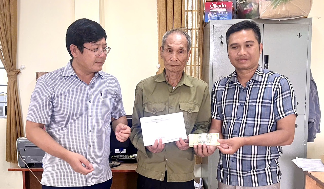 Phòng Văn hoá – Xã hội xã Cư Pơng trao số tiền 10 triệu đồng, tri ân Người có công với cách mạng