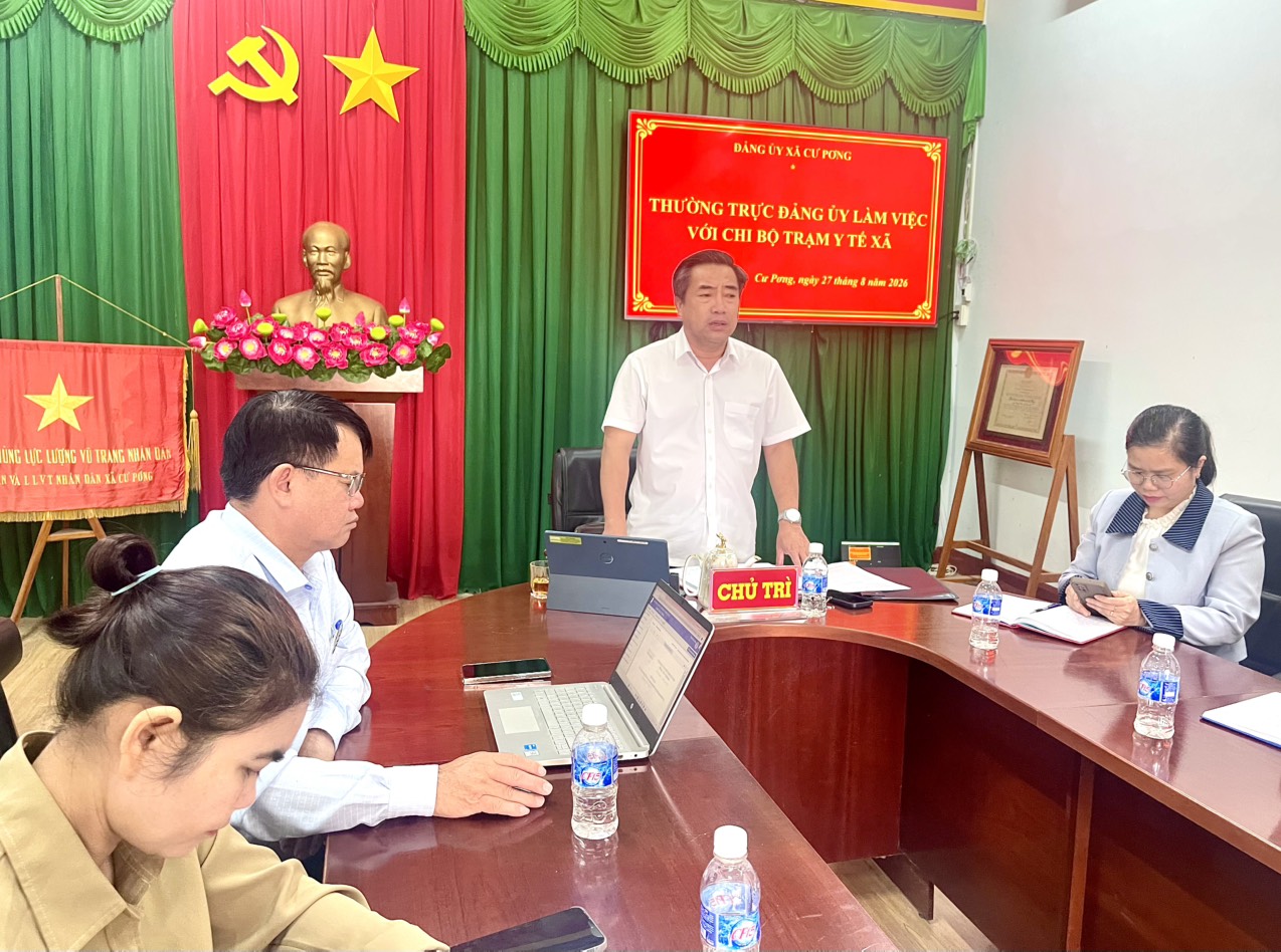 Thường trực Đảng ủy xã Cư Pơng làm việc với Chi Bộ Trạm Y tế xã.