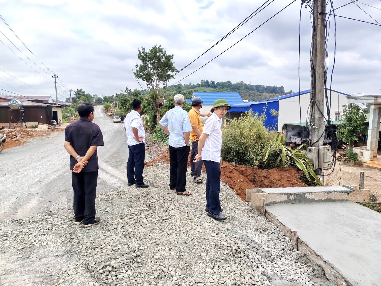 Chung sức, đồng lòng sớm hoàn thiện tuyến đường đưa vào sử dụng, nhân dịp kỷ niệm 81 năm Quốc khánh 2-9.