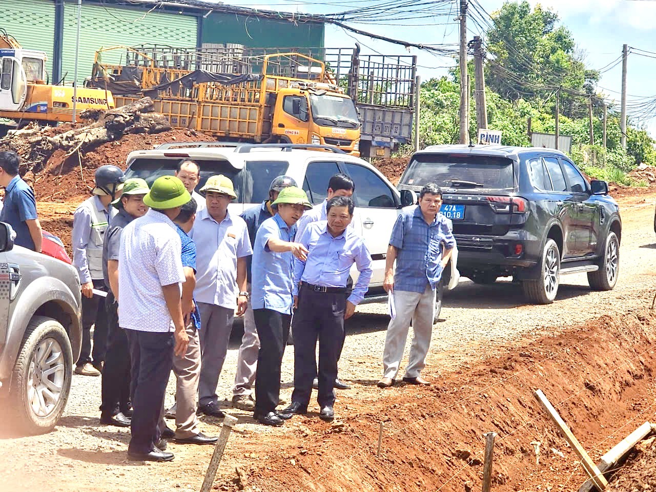 Đoàn công tác của tỉnh, kiểm tra thực tế các hạng mục đang thi công trên địa bàn xã Cư Pơng