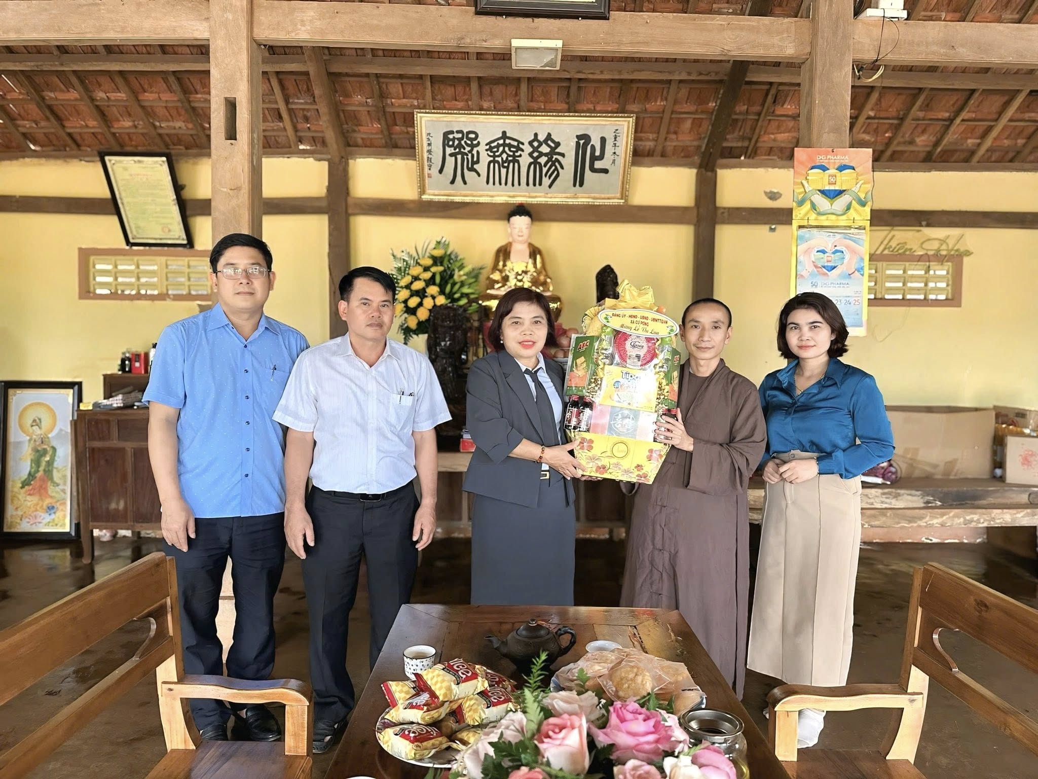 Đảng ủy, HĐND, UBND xã xã Cư Pơng, đến thăm tặng quà chúc mừng lễ Vu Lan báo hiếu năm 2025, tại niệm phật đường Thiện Hoa trên địa bàn xã