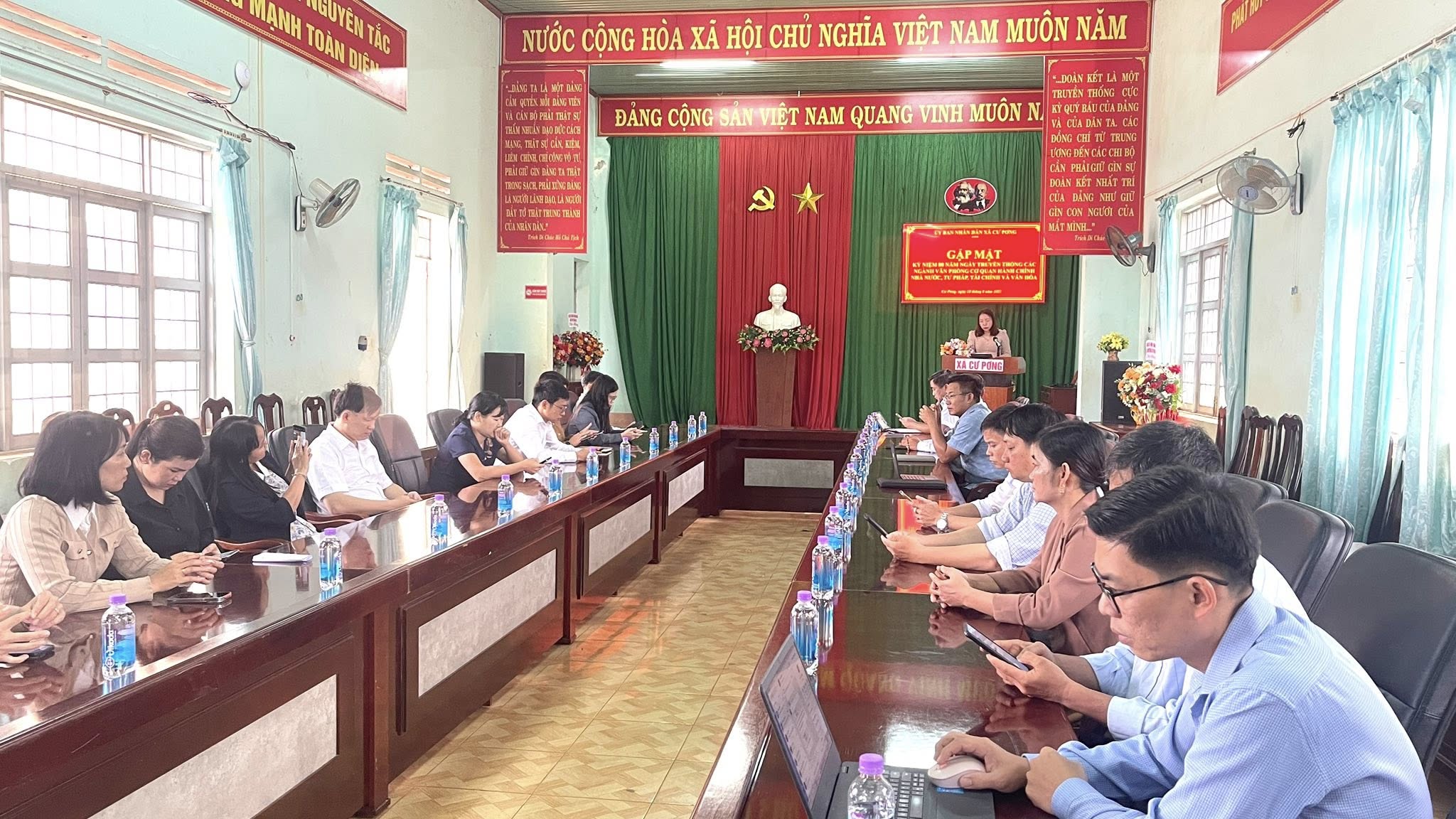 Đảng uỷ - HĐND - UBND - UBMTTQ Việt nam xã Cư Pơng tổ chức buổi tọa đàm nhân dịp kỷ niệm 80 năm ngày truyền thống của nghành Văn phòng các cơ quan hành chính Nhà nước; nghành Tư pháp; Tài chính và ngành Văn hoá (28/8/1945 - 28/8/2025)