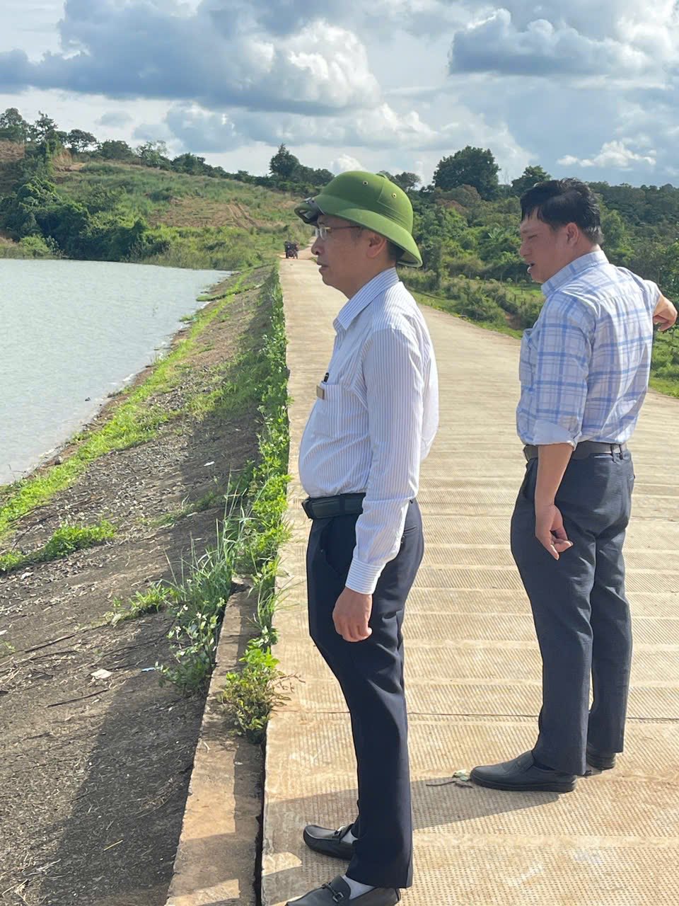 Đồng chí Nguyễn Thế Anh - PBT, Chủ tịch UBND xã đi kiểm tra hồ đập để ứng phó với bão Kalmaegi