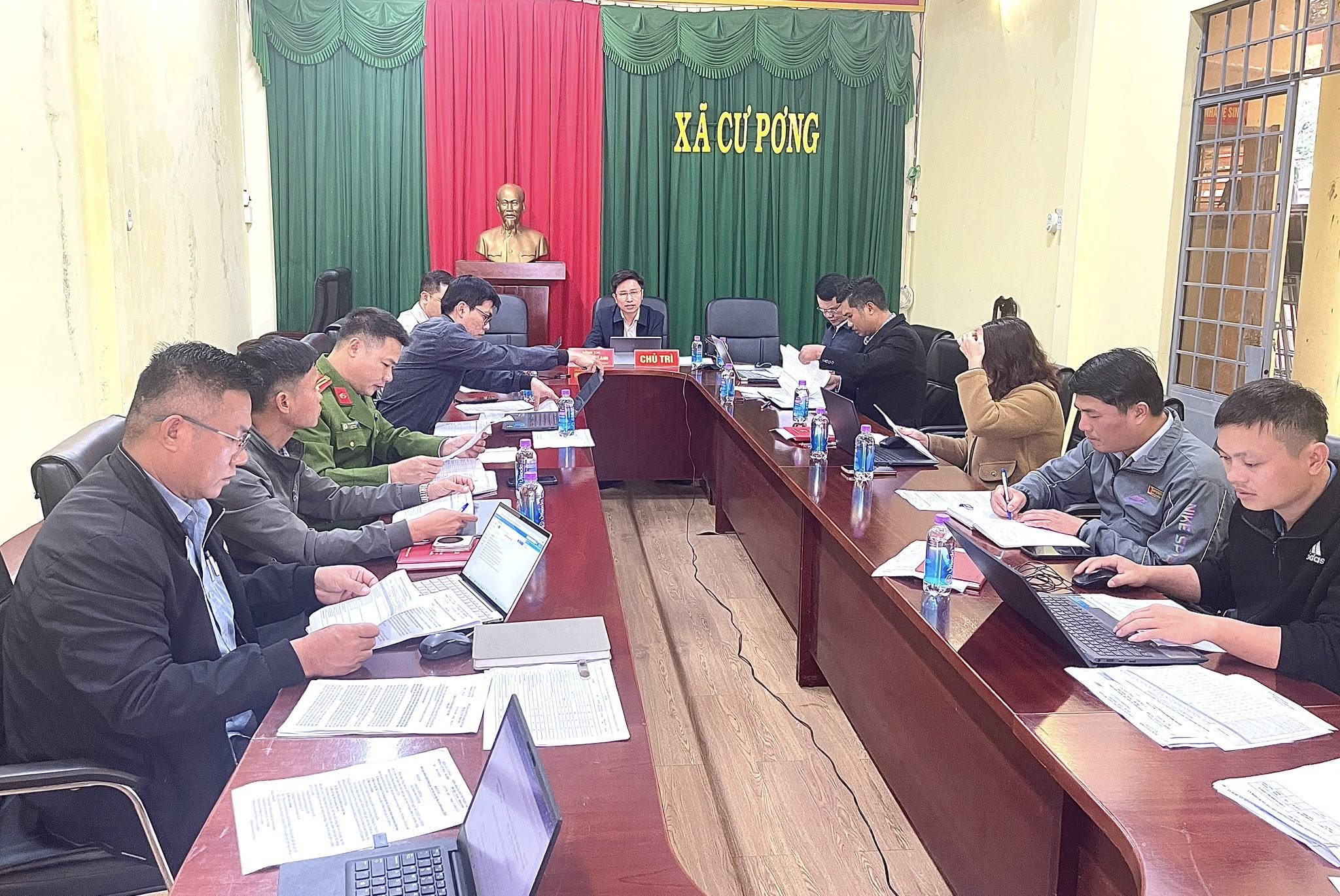 Thành viên UBND xã Cư Pơng họp đánh giá phân loại tập thể, cá nhân năm 2025  và thông qua phương hướng nhiệm vụ phát triển kinh tế - xã hội năm 2026.