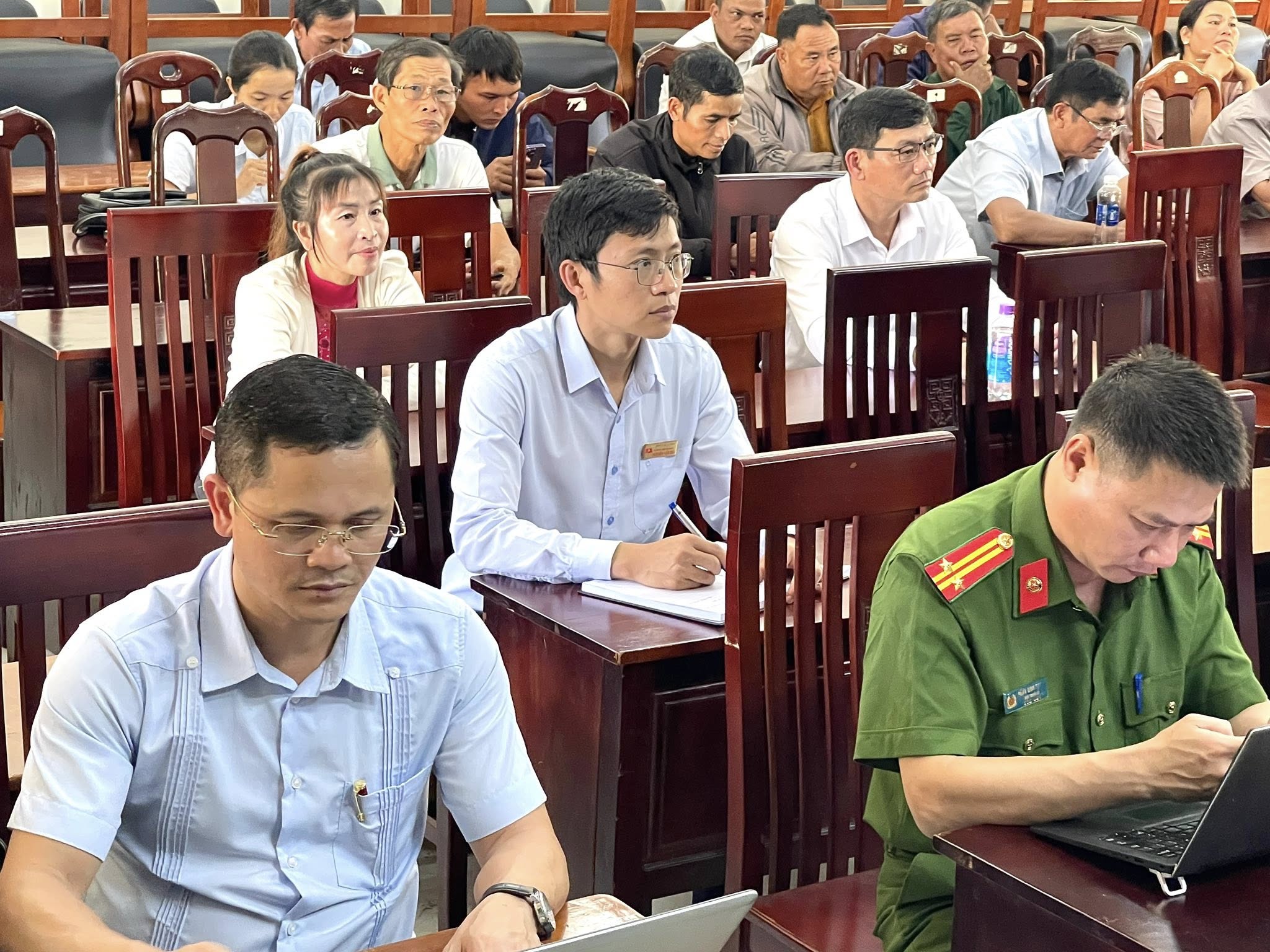 CỬ TRI XÃ CƯ PƠNG THAM DỰ BUỔI TIẾP XÚC CỬ TRI TRỰC TUYẾN TẠI ĐIỂM CẦU CỦA XÃ SAU KỲ HỌP THỨ X, QUỐC HỘI KHÓA XV CỦA ĐOÀN ĐẠI BIỂU QUỐC HỘI TỈNH ĐẮK LẮK.